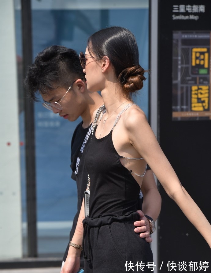 时尚穿搭 苗条女生的时尚穿搭,选择修身“露背装”,既显腿长又有个性!