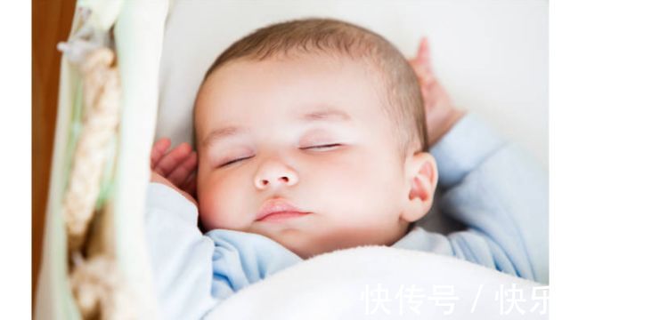 睡姿|为什么婴幼儿睡觉喜欢举手？懂得这3个原因，解开心中疑惑