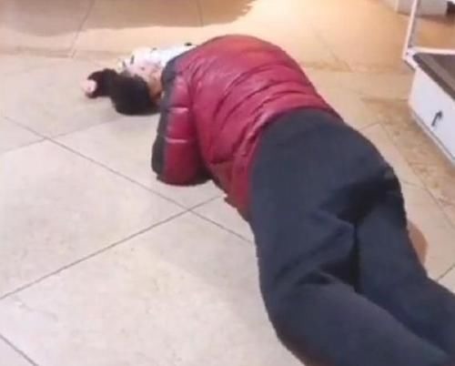 宝妈|孩子摔倒在地赖皮不起,奶奶的'神操作',网友:隔辈育儿典范