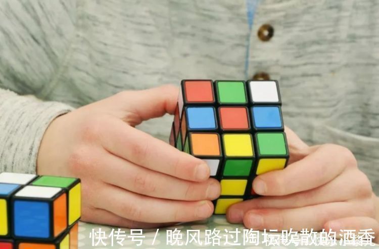 世界纪录|2岁萌娃玩转魔方,拿到2项世界纪录,会玩魔方的孩子更聪明吗?