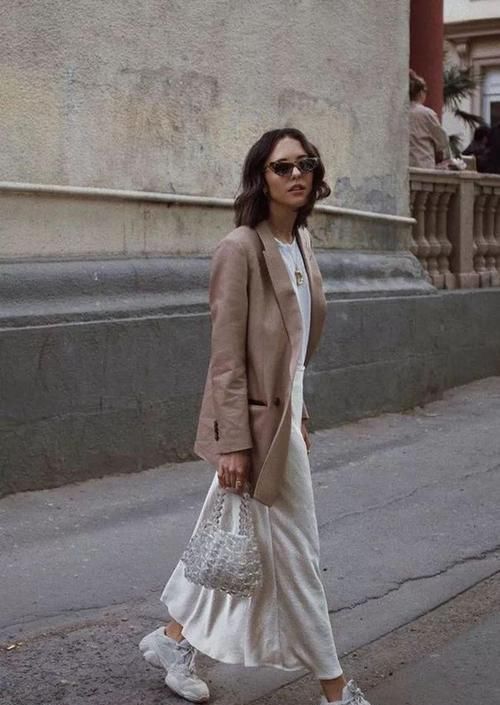 今夏潮流穿搭公式运动鞋+裙装，随性又不刻意