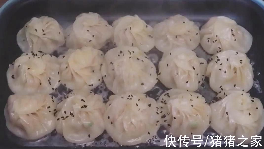 灌汤生煎包在家做,外皮酥脆松软鲜香,咬上一口汤汁四溢