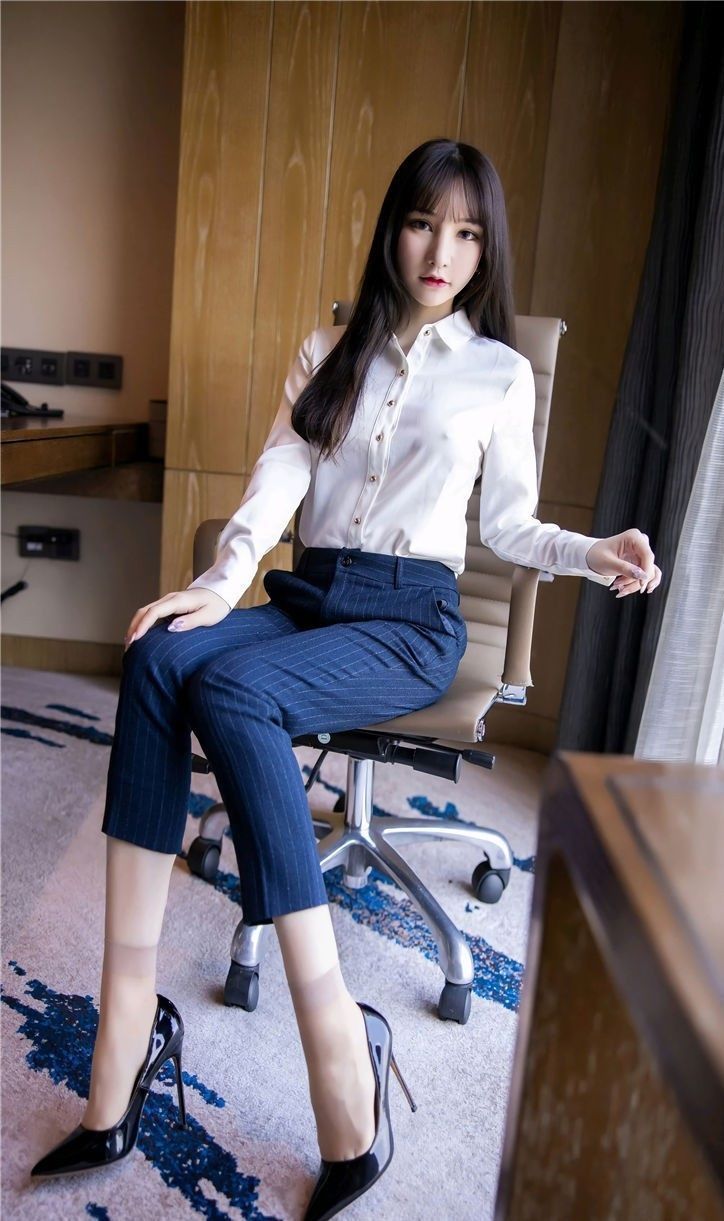 衬衫 白色衬衫搭配藏蓝色条纹九分裤修身显瘦,时尚迷人又极具职业感