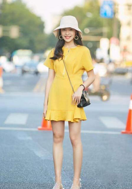 街拍：姑娘穿得特别简约，穿着时尚大方，长得更漂亮有气质