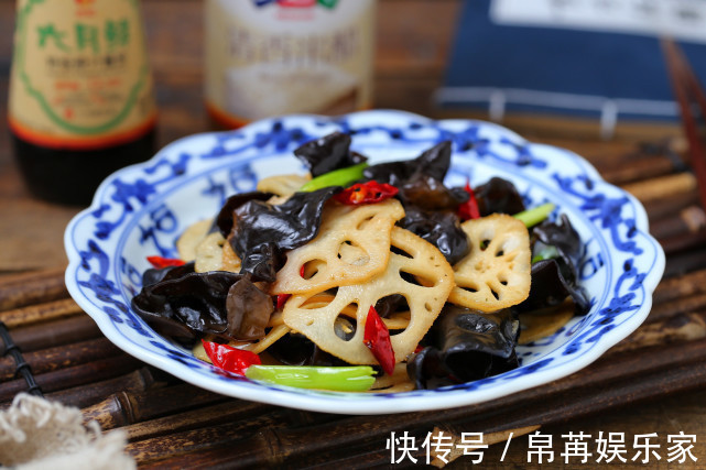 秋季气候干燥,多给家人吃莲藕,搭配木耳几分钟就出锅,鲜嫩美味