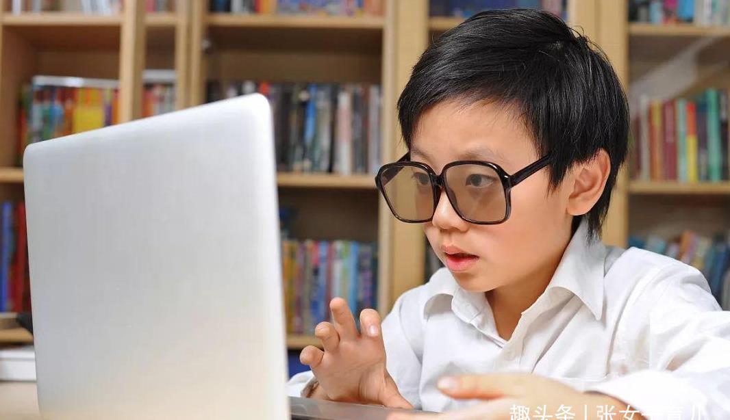 张女子|孩子近视,爸爸不许配眼镜,配一次摔一次,眼科医生:真是太无知