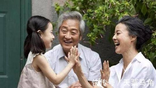 子女们|不帮子女带娃的老人，现在都过得咋样？3种结局，残酷又现实