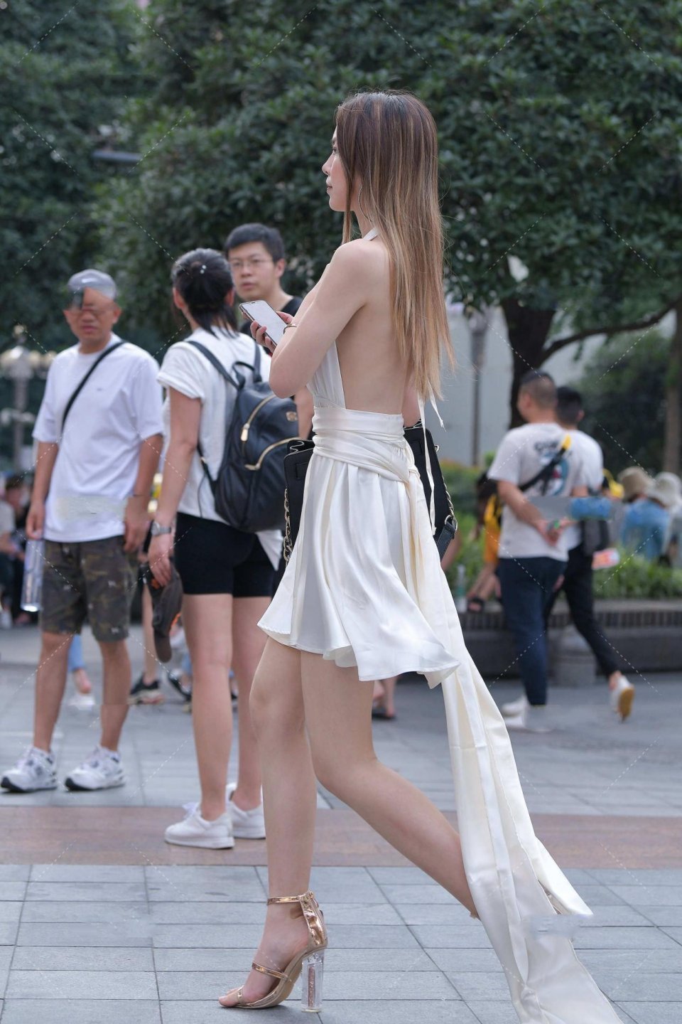 白色连衣裙|穿白色连衣裙的小姐姐，搭配上黑色的手提包，走在街上显得很时尚