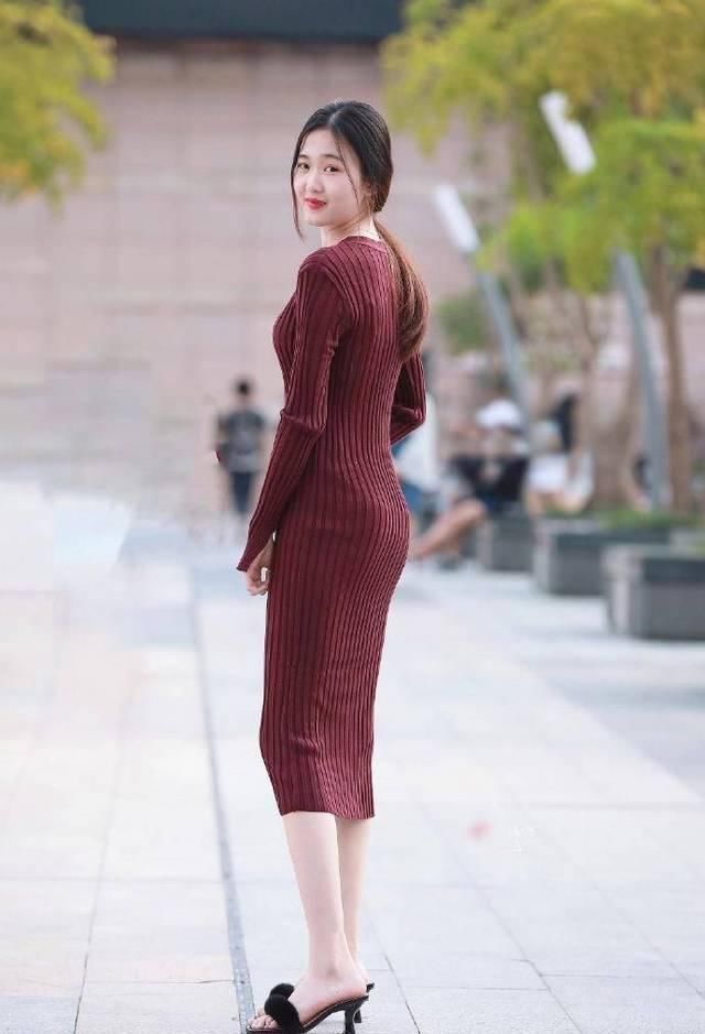 美女穿紧身连衣裙,凸显好身材,大写的赞