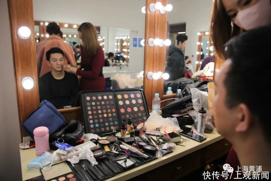 我们这样过年｜从央视春晚到天蟾逸夫舞台，“和观众在舞台上见面”