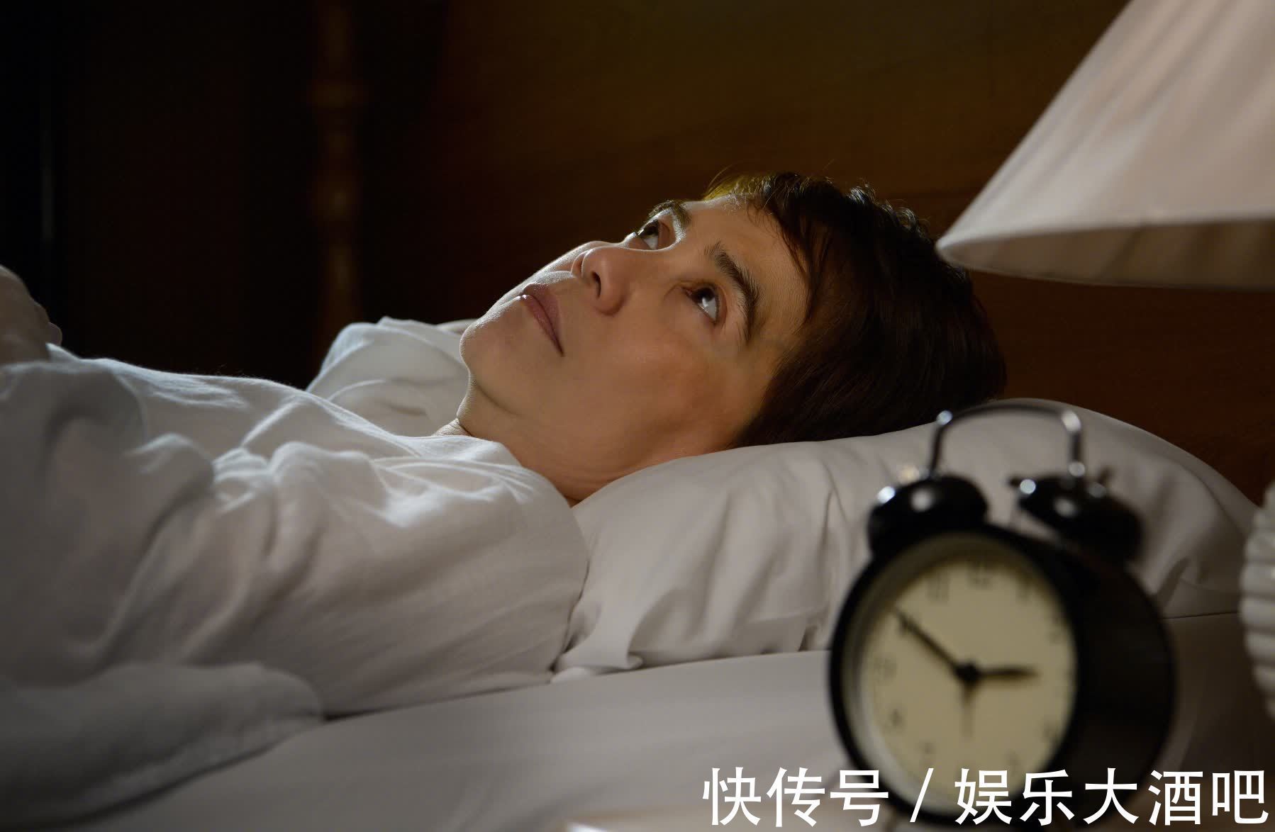 对症治疗|半夜经常睡不着，失眠严重？中医：枕头里塞2物，常闻睡的香