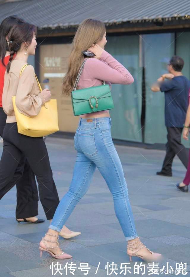 粉色宽领上衣搭配牛仔裤，青春可爱，活力满满