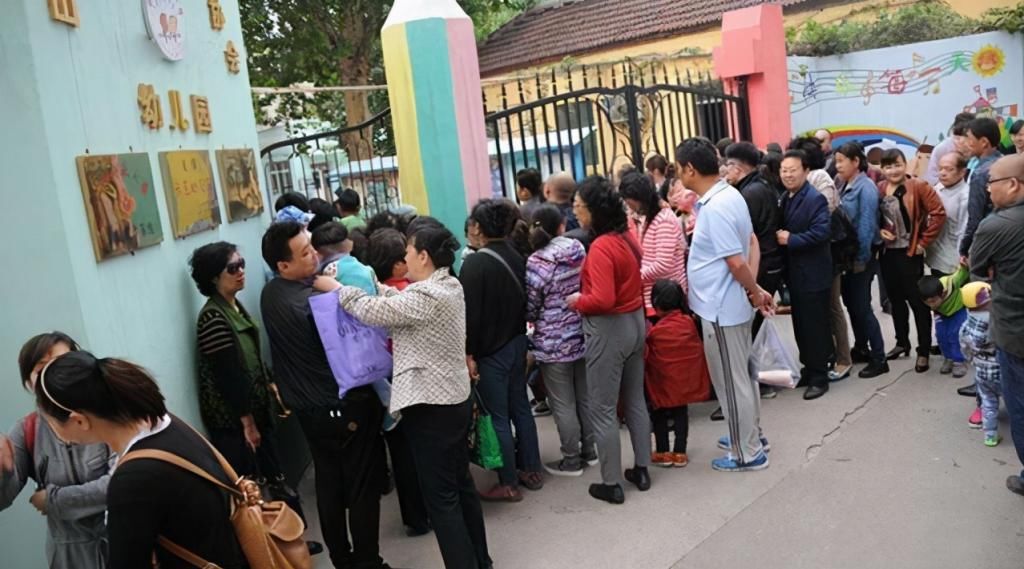 面子|幼儿园门口“睡衣秀”，妈妈花枝招展，求求你给孩子留点“面子”