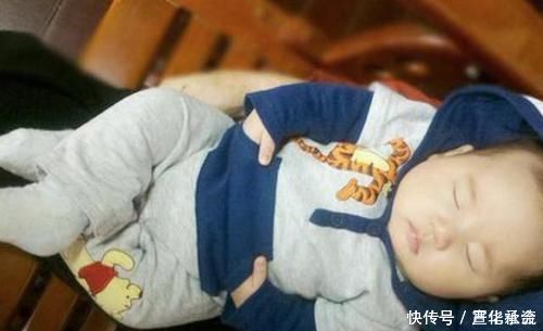 宝宝|“放飞自我式”睡姿火了,妈妈掀开宝宝被子后笑喷嫦娥奔月