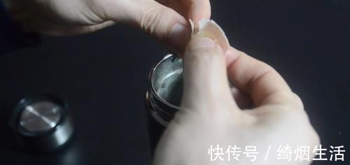 保温杯脏了不好洗?教你用一秘招,洗完就和新买的一样干净,很实用
