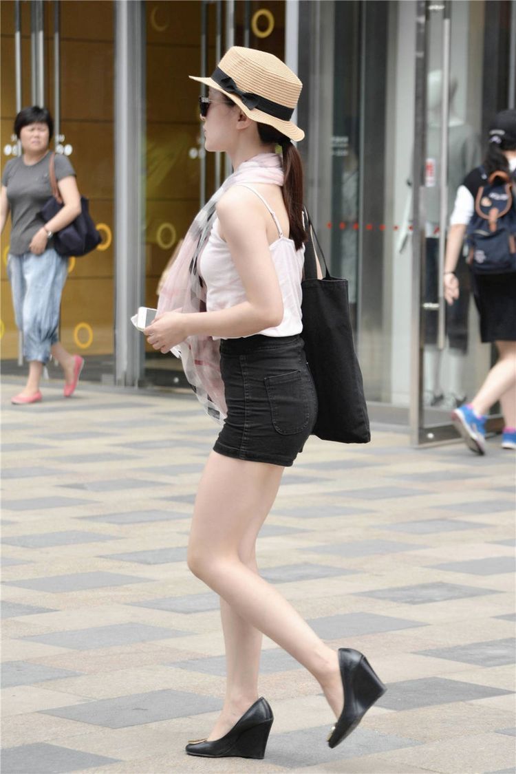 高跟鞋 紧身高腰牛仔短裤,搭配坡跟皮鞋,时尚穿搭,要注意气质展示