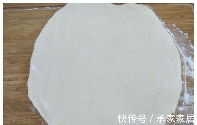 小葱|懒人早餐饼火了,面团一和,加把葱花,外酥里嫩,比吃油条香