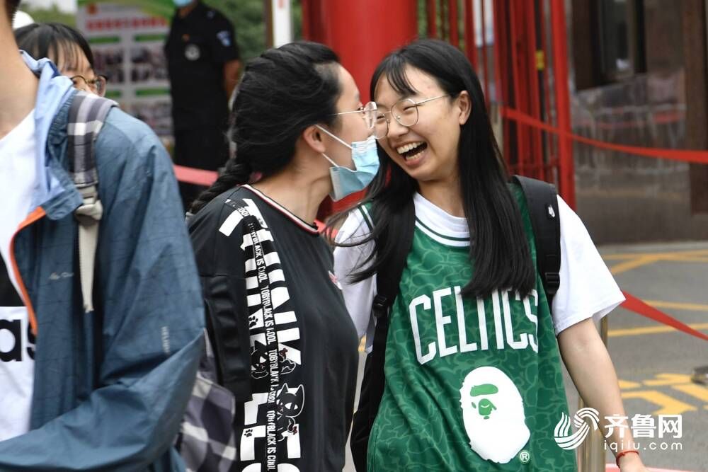 高考|山东部分高考生完成全部考试科目，镜头记录他们走出考场的那一刻