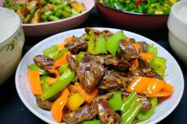 青椒丝|母子二人午餐，火爆朋友圈，网友：节约从不缺席，精致也不会迟到