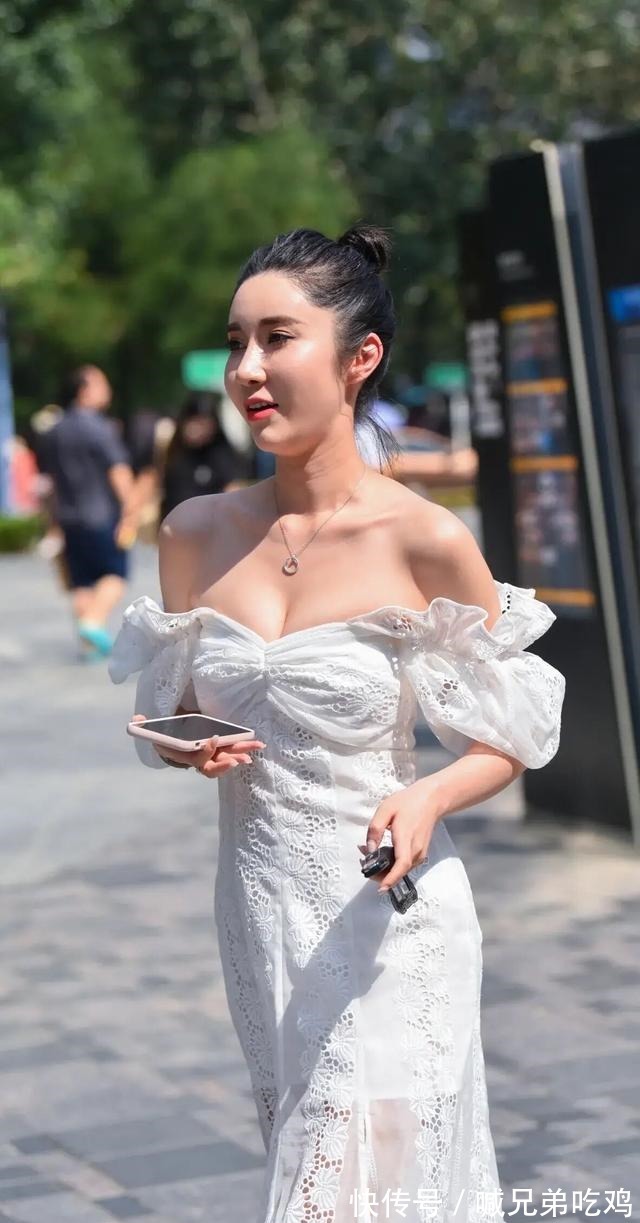 连衣裙 小姐姐真敢穿!一袭抹胸连衣裙高贵典雅,优雅大气又精致