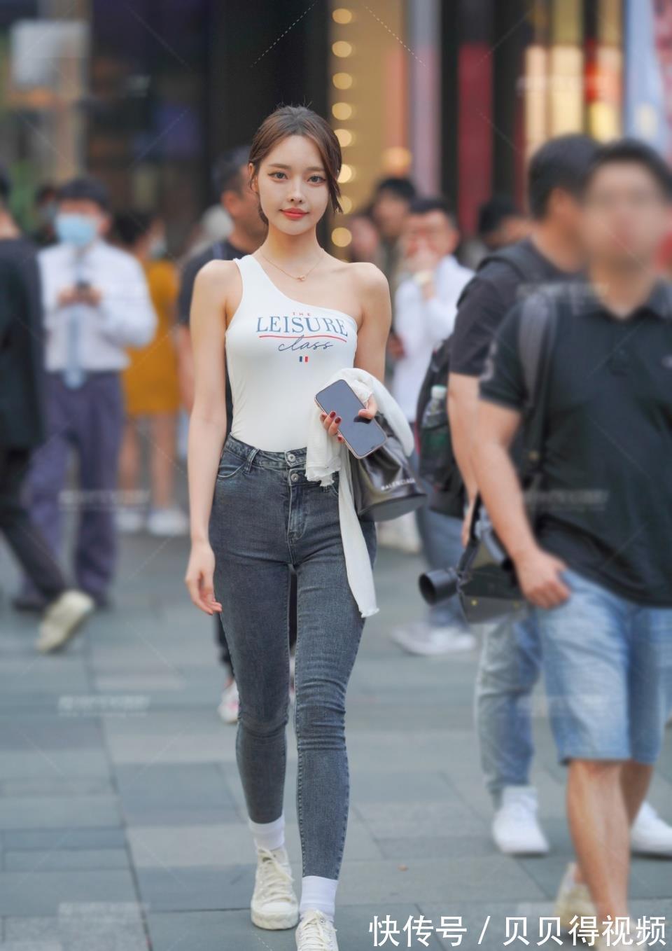 时尚|个性的女生,单吊带衫配灰色牛仔裤,穿搭的时尚又抢镜