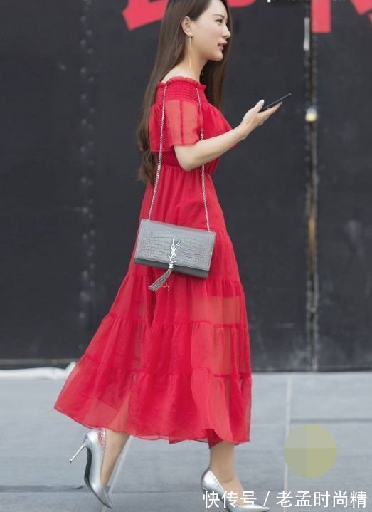 红色|美少妇长发飘飘,红色连衣裙配上高跟鞋,魅力十足!