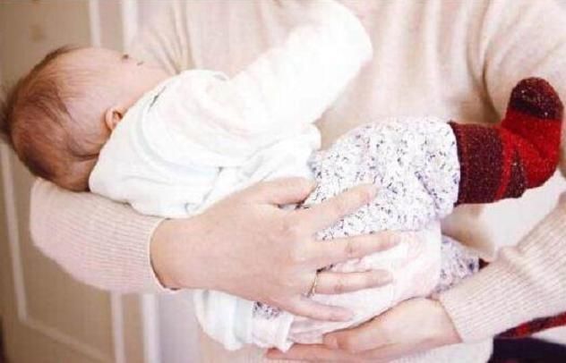 三个月|为啥一横着抱宝宝就哭?这个角度看“世界”,就懂娃的“恐惧”了