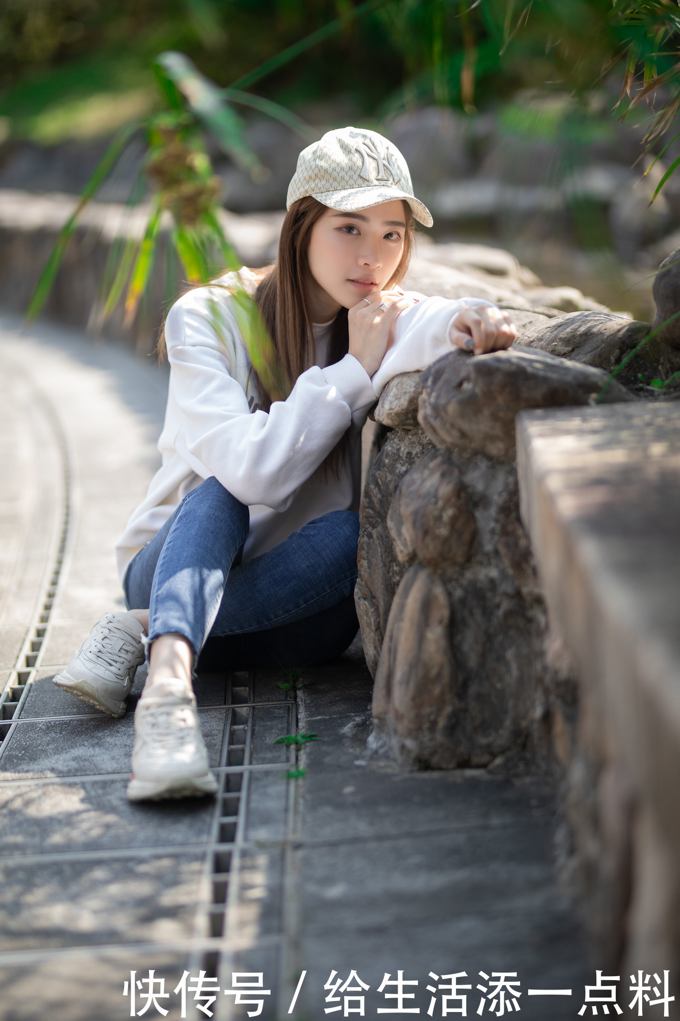 街拍:美女牛仔裤+卫衣时尚又减龄,好气质自带高级感