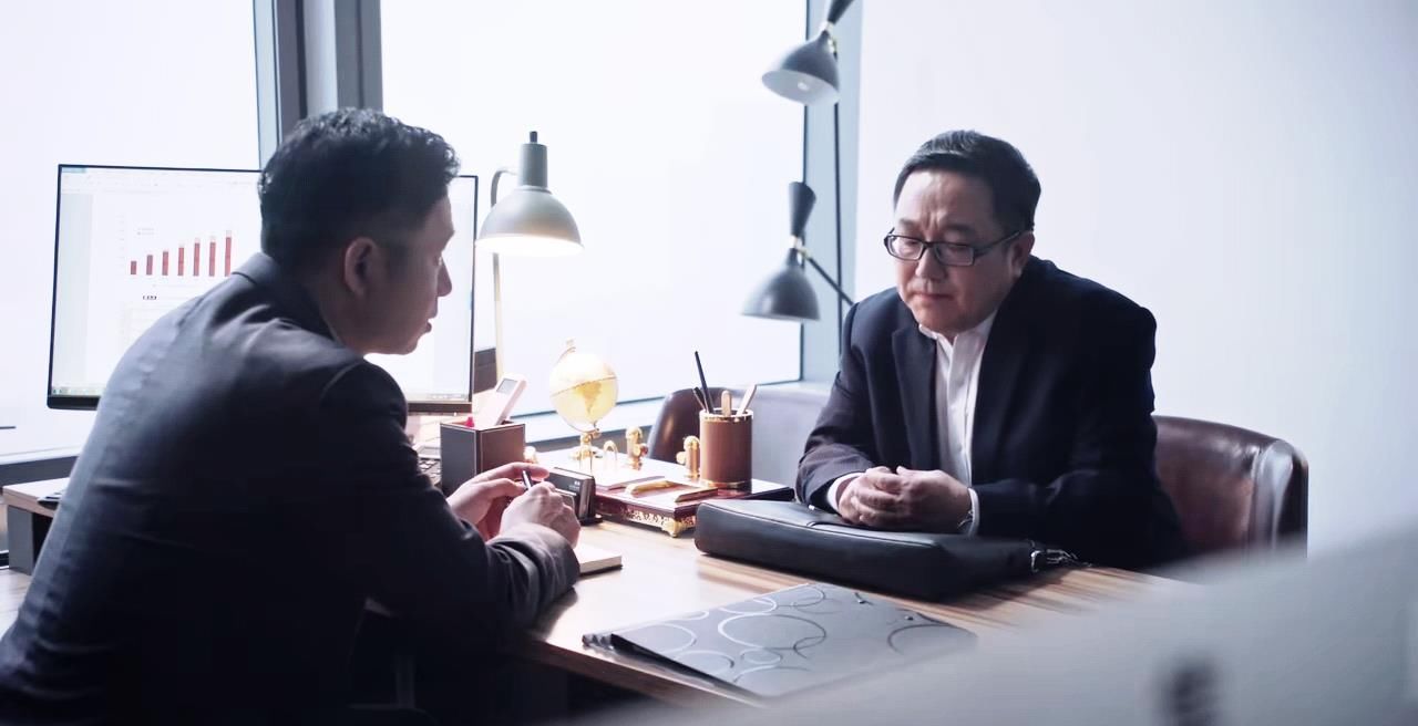 《突围》中的两条“臭虫”陆建设和皮丹，为何一个获赞一个被批？