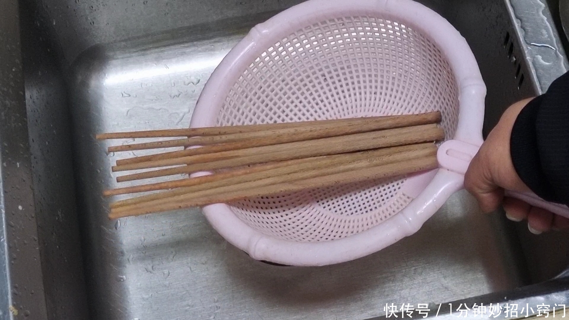 每天用清水洗筷子,相当于吃细菌,教你一招,筷子干净又杀菌