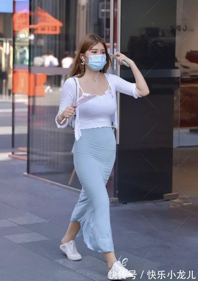 花样 为了穿出花样,连衣裙同样可以百搭,三种穿搭就可以很优雅