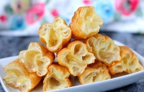 早餐油条自己做,早起10分钟,就能炸一锅,根根空心,还酥脆