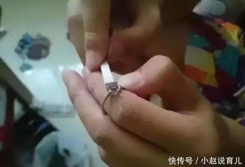 用酒瓶做的祖母绿钻石!你别说,如果不是这个酒瓶,还真的很像宝石!