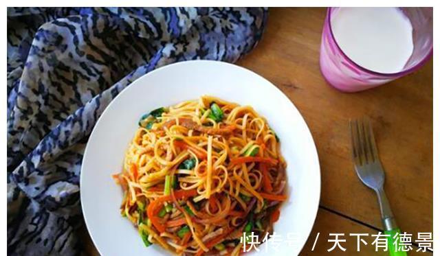 翻炒均匀|炒面最好吃的做法,一勺老干妈,滴几滴香麻油,每一根都香气扑鼻