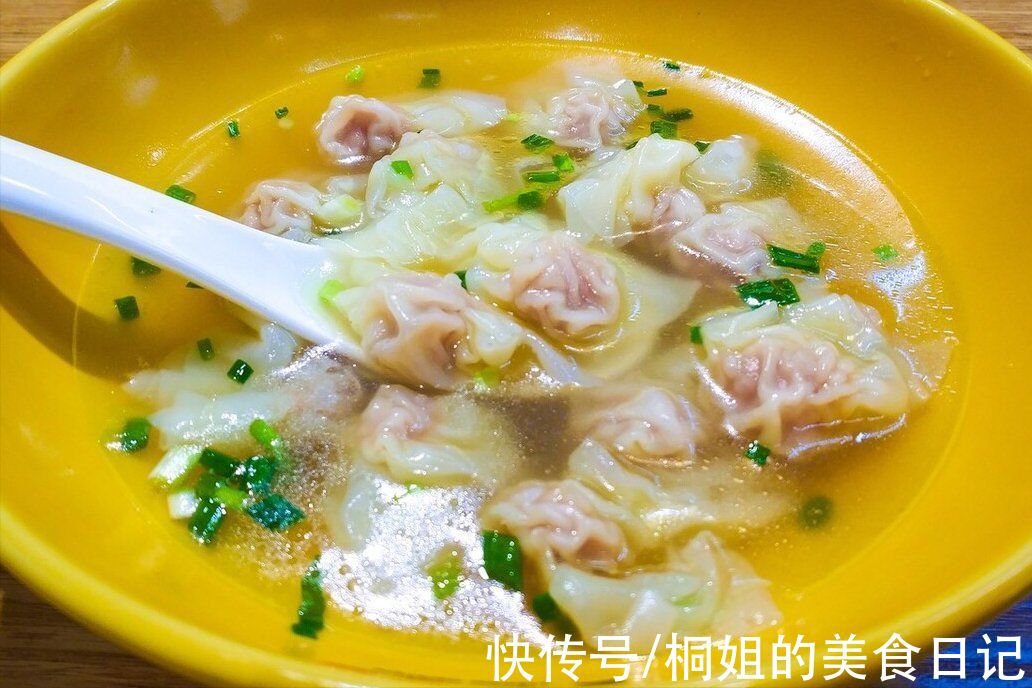 馄饨要想好吃,肉馅是关键,要想肉馅鲜嫩多汁,切记多放2味料