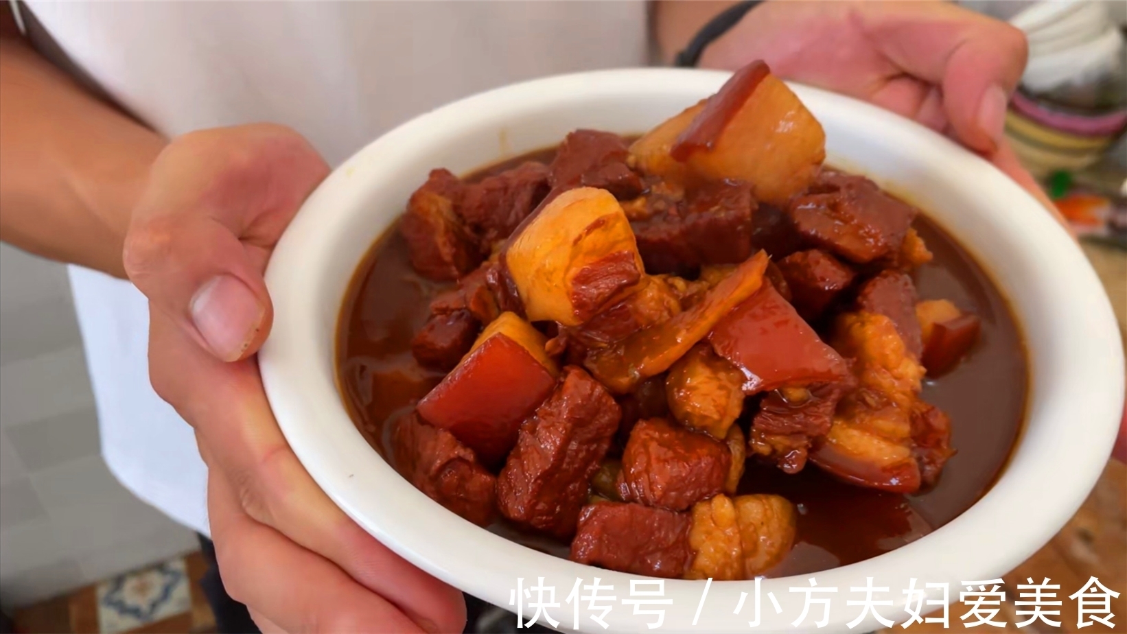 小方秘制红烧肉，色泽诱人肥而不腻，比饭店里做的都好吃！