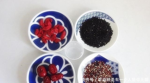 一个人的“黑色”早餐火了,低脂低热营养高,网友:自律真好!