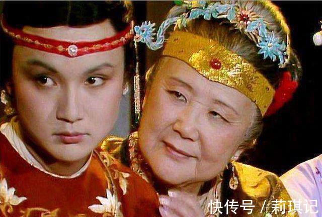 王夫人|贾母为何要当众责骂袭人,王夫人说情也没用,答案藏在这出戏文中