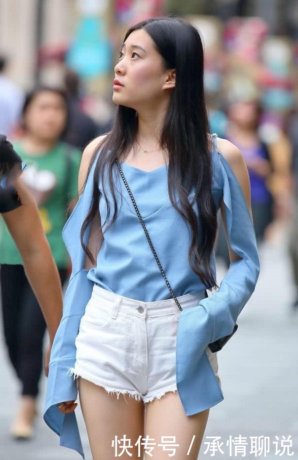 个性|个性露肩上衣搭短裤,露出大长腿自信十足!