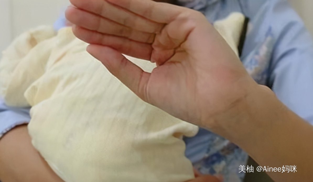 给孩子拍了奶嗝以后还吐奶?可能是3个细节没注意,建议宝妈自查