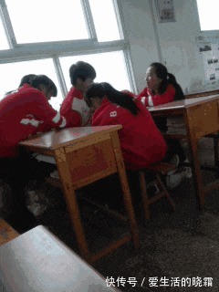 |搞笑GIF：兄弟，你不要着急回家，现在还没到下班时间