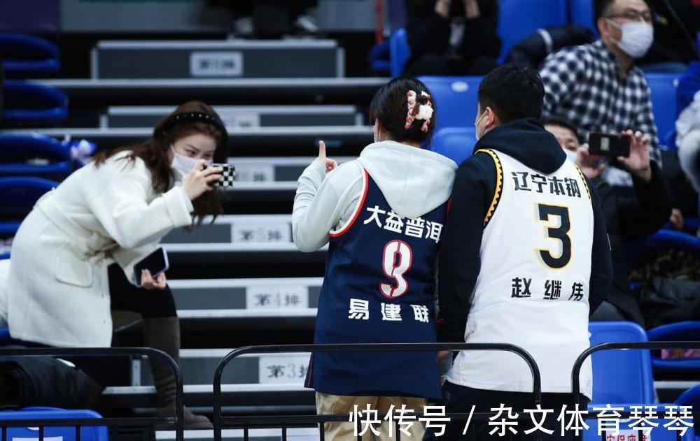 啦啦队|美丽的女球迷,亮相CBA赛场!她们戴着口罩,却更显得活力四射