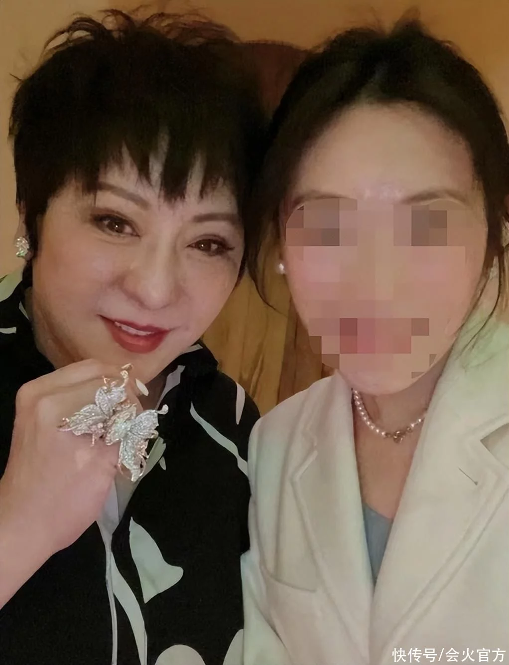 63岁向太餐厅洗手间被偶遇！皮肤白嫩无皱纹，手上钻戒巨大太晃 