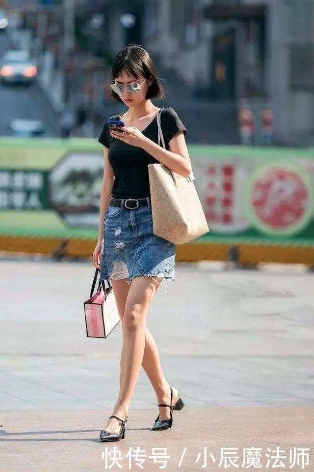 路人街拍，靓女穿小V领的黑色上衣，尽显休闲的时髦范