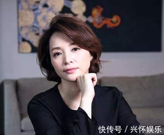 参观董卿在美国的豪宅,全屋卫生间都有十个,户外环境像园林景观