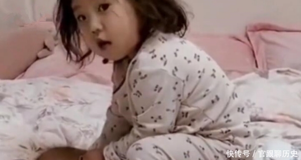 宝妈|“霸道姐姐”偷偷欺负二胎弟弟，被家长发现后迅速开溜，表情搞笑