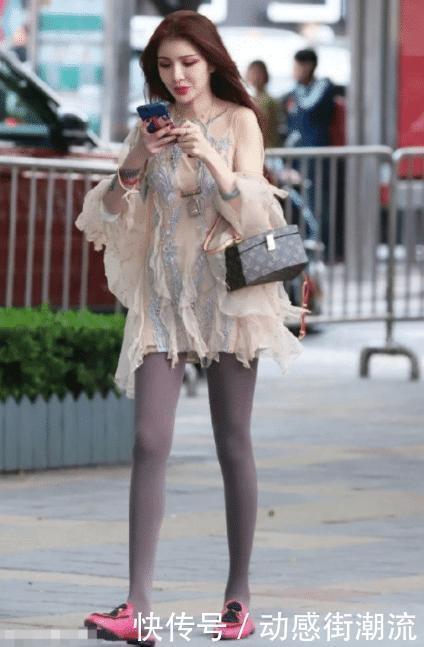 十足|荷叶边浅色长裙搭配紫色长袜,设计感十足,尽显时代感