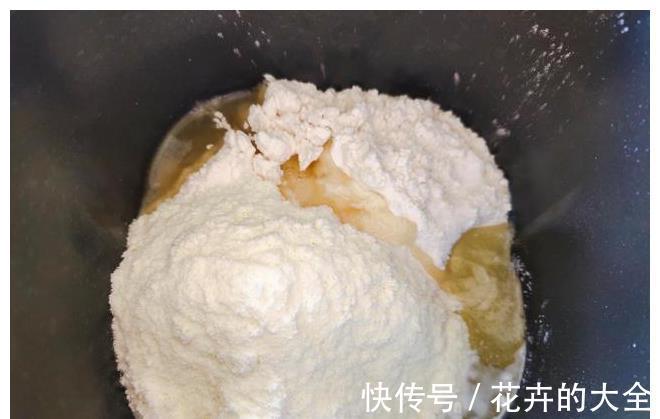 面团|像云朵一样软的牛奶面包，不加一滴水，奶香浓郁又香甜