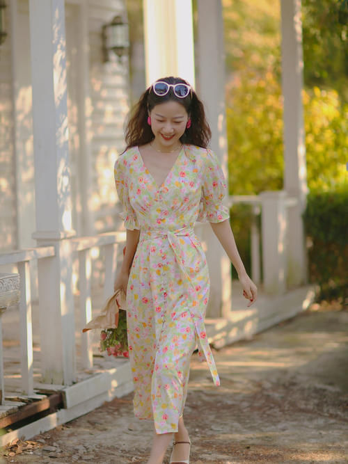 今年碎花裙这样穿，优雅显气质，开启一整个春天的浪漫