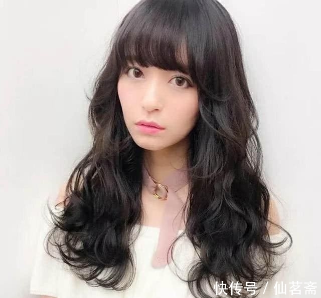 女人|40多岁的女人发型应该洋气,还是高贵的好?千万别烫会惊艳全场